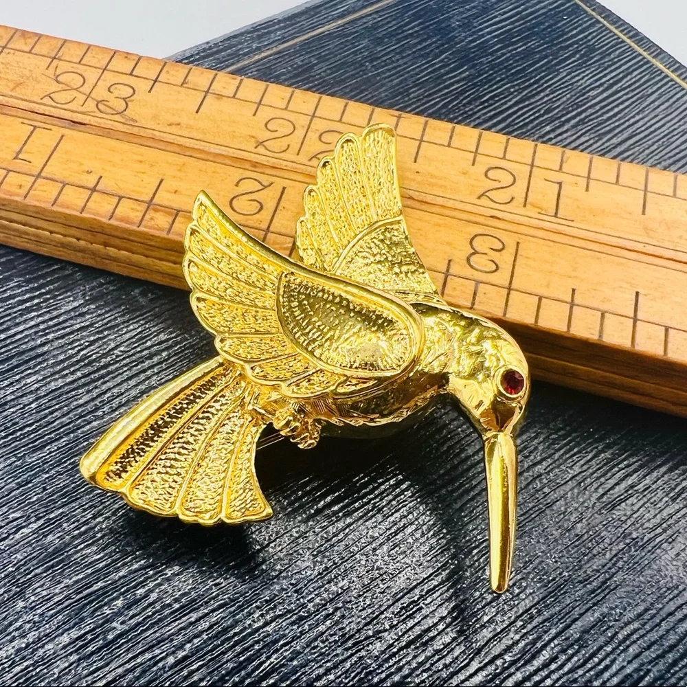 Vintage gold tone hummingbird brooch pin rhinestone eye